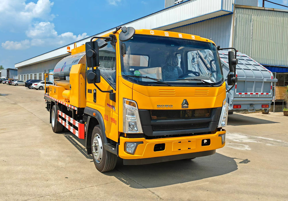 6噸重汽豪沃智能瀝青灑布車(chē)