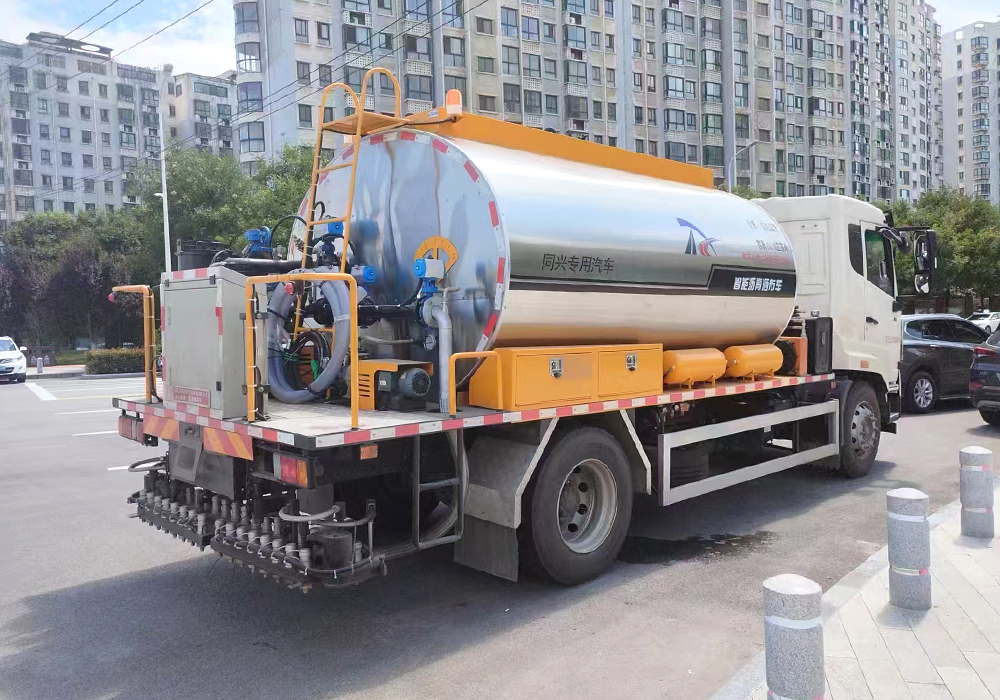 10噸重汽豪沃智能瀝青灑布車